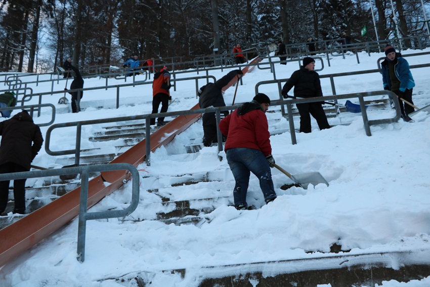 Schneeräumen, die Zweite! Bürgermeister bittet Kollegen um Hilfe Ski-Club Willingen sucht wieder Freiwillige für Helfereinsatz